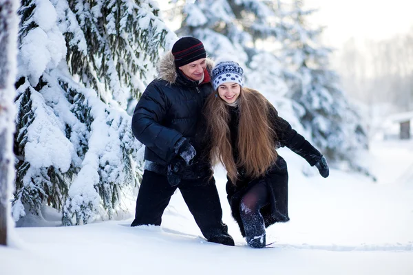 Mladý pár ve winter parku — Stock fotografie