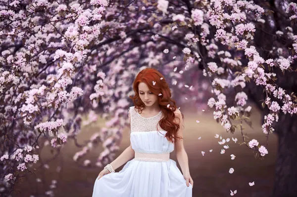 çiçekli ağaç altında güzel bir genç kadın