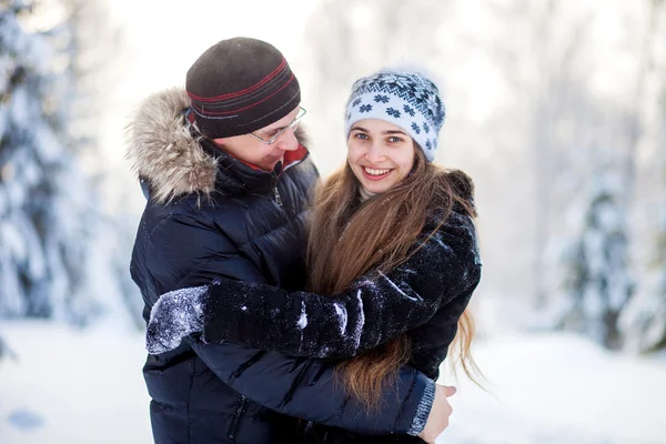 Mladý pár ve winter parku — Stock fotografie