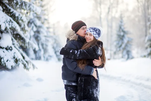 Kış parkta genç Çift