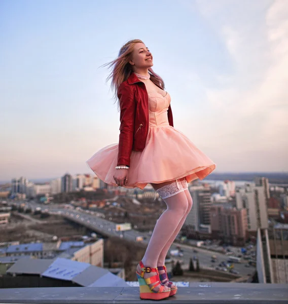지붕에 아름 다운 소녀 — 스톡 사진