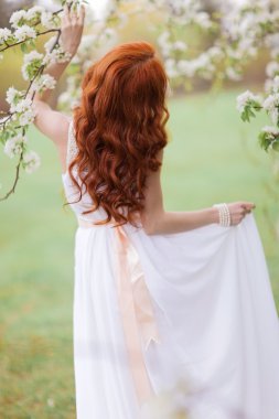 çiçekli parkta güzel bir kadın