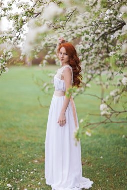 Beyaz elbiseli güzel kadın.