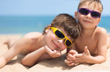 Kumsalda iki çocuk.