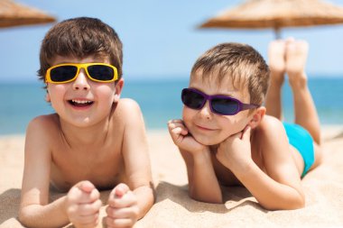 Kumsalda iki çocuk.