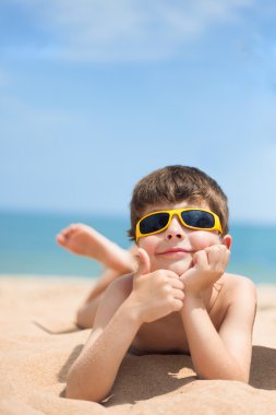 Sahildeki küçük çocuk.