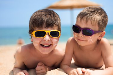 Kumsalda iki çocuk.