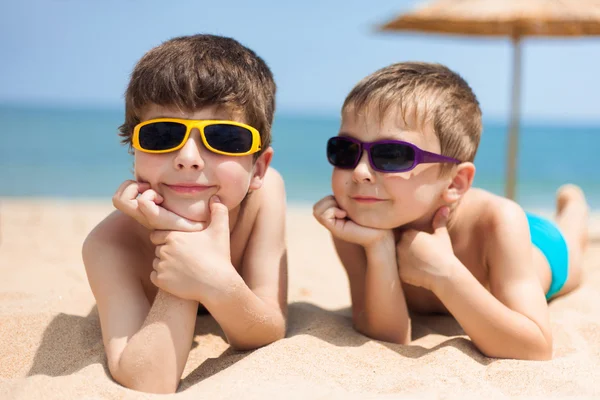 Dwójka dzieci na plaży. — Zdjęcie stockowe