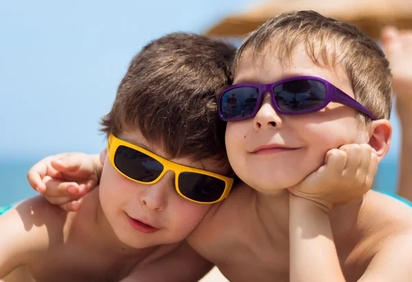 Dwójka dzieci na plaży. — Zdjęcie stockowe