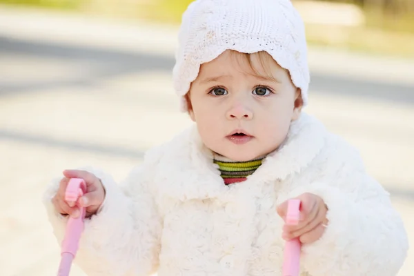Babymeisje met wandelwagen — Stockfoto