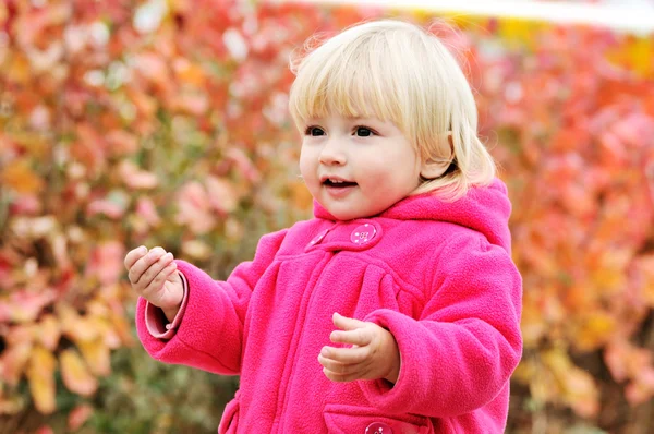 Caminando niña pequeña —  Fotos de Stock