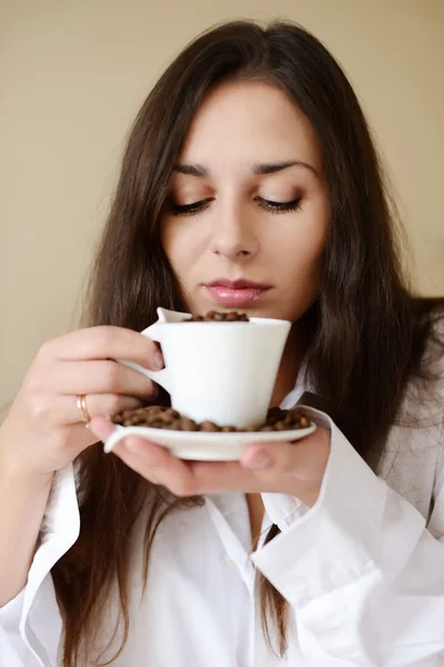 Morena desfrutando cheiro de café — Fotografia de Stock