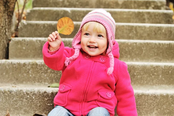 Toddler with leaf — Stock Photo, Image