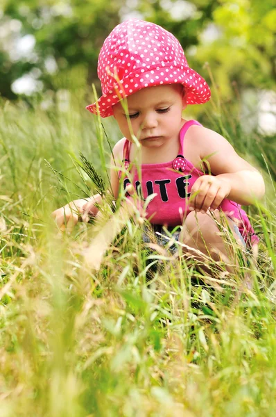 Дитина в траві — стокове фото