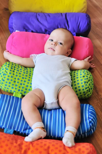 Baby auf dem hellen Teppich — Stockfoto