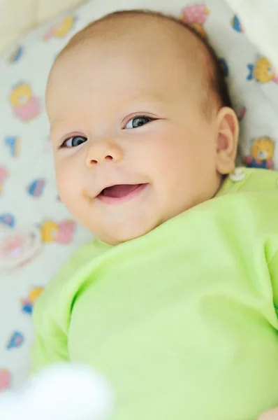 Dulce bebé sonriente — Foto de Stock