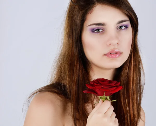 Fille avec des fleurs de printemps — Photo