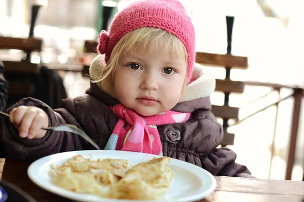 Niña en la cafetería —  Fotos de Stock