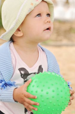 topu ile kız bebek