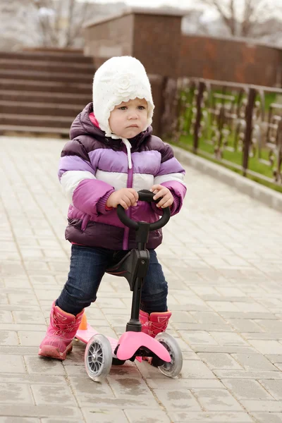 Meisje van de baby op scooter — Stockfoto