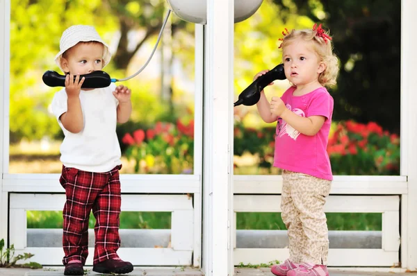 Kızlar telefonları