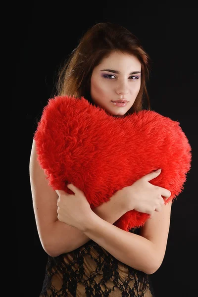 Adolescente girll con corazón almohada — Foto de Stock