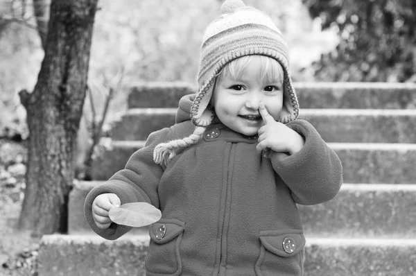 Bambino ragazza che punta il naso — Foto Stock