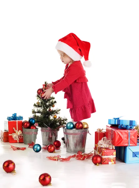 Kleiner Weihnachtsmann, der einen Baum schmückt — Stockfoto
