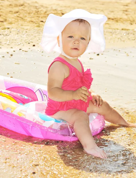 Bebé en la playa — Foto de Stock