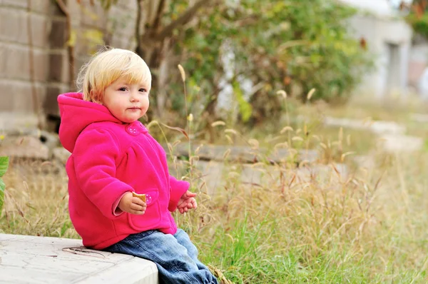 Baby girl eating cake — Stock Photo, Image