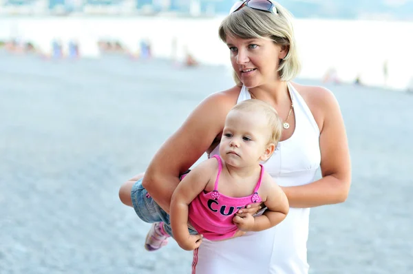 Mamma leker med hennes barn girl — Stockfoto