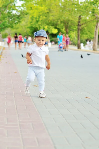 First steps of baby — Stock Photo, Image