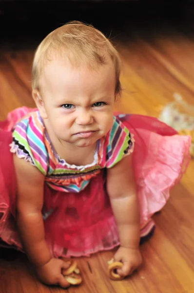 Bebê menina fazer rosto — Fotografia de Stock