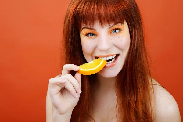 オレンジのスライスを持つ少女 — ストック写真