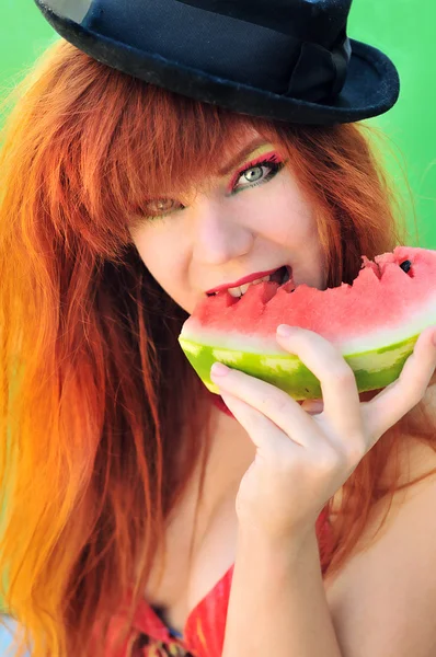 吃西瓜的女孩 — 图库照片
