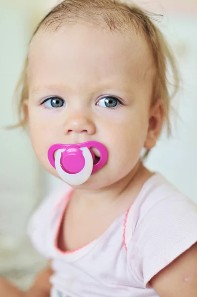 Bebé con chupete —  Fotos de Stock