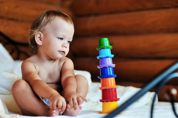 Bambino con giocattolo — Foto Stock