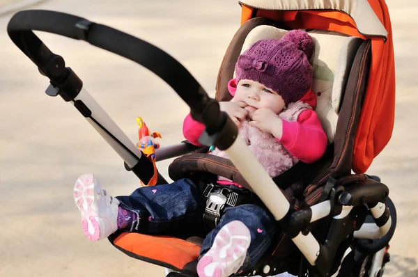 Schattige baby in de kinderwagen — Stockfoto