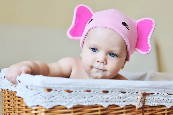 Bebek komik şapka takıyor — Stok fotoğraf