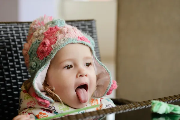 Menina do bebê mostrando língua — Fotografia de Stock