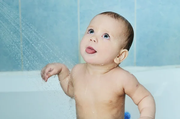 Bajo la ducha — Foto de Stock