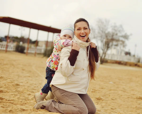 Mãe grávida com bebê filha — Fotografia de Stock