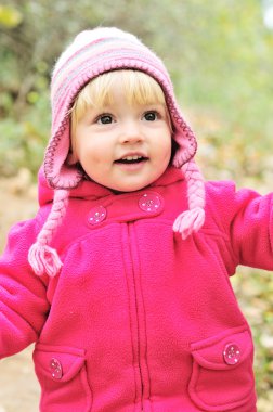 çalışan yürümeye başlayan çocuk