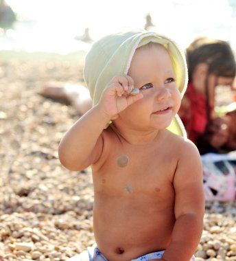 Kumsaldaki bebek