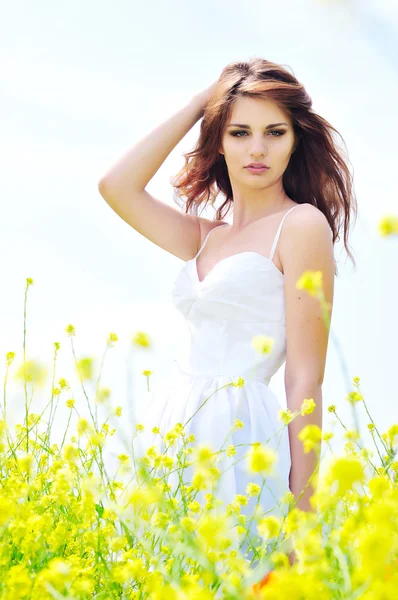 Dama en el campo — Foto de Stock