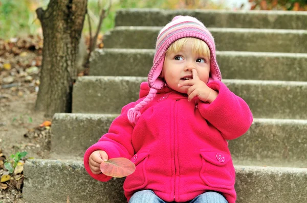 Baby flicka plocka hennes näsa — Stockfoto