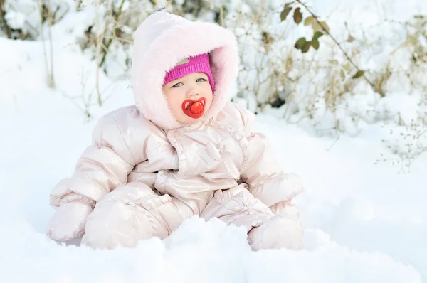 Девочка в снегу — стоковое фото