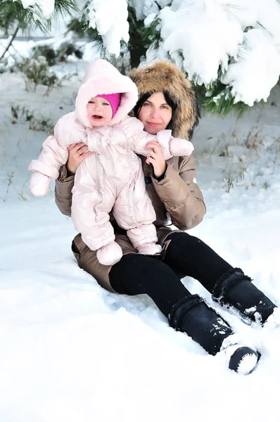Mamma med sin bebis i snö — Stockfoto