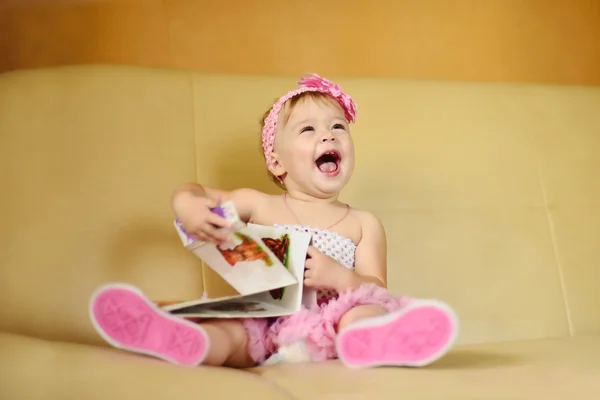 Menina bebê com livro — Fotografia de Stock