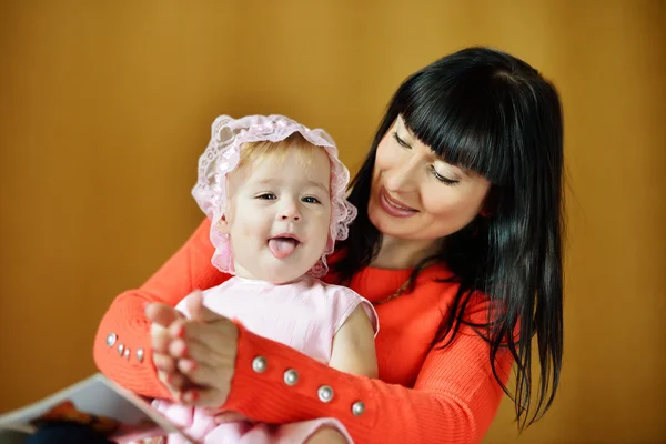 Bonita mãe brincando com o bebê — Fotografia de Stock